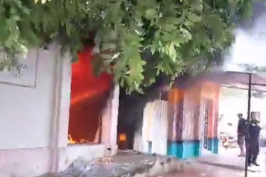 La sede de la Registraduría en Gamarra (Cesar) fue incendiada por manifestantes en el 2023. En esa ocasión murió una mujer.