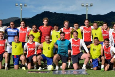 Los equipos de Paises Bajos y Salamina en partido amistoso.