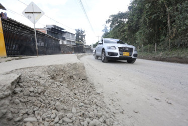 Cuando pasan los carros el polvo se levanta y afecta a los vecinos del sector.