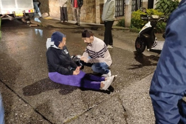 La mamá del conductor que arrolló a dos motociclistas en Manizales y huyó informó que él se acercó después a la clínica para responder por lo sucedido.