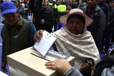 Una mujer vota este domingo, en un centro en La Paz (Bolivia). 