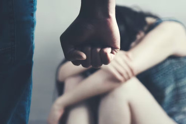 En múltiples ocasiones la tomó por las malas y la llevó a la cocina con el objetivo de tocarla contra su voluntad