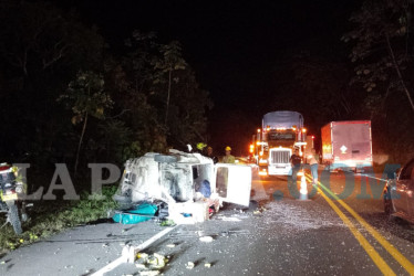 Los dos ocupantes del automóvil resultados lesionados. El acompañante murió mientras recibía atención médica.