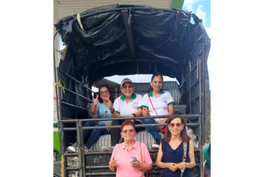  La mujer de gorra en la foto es Alba Lucy Marín, creadora de 10 Mil Sonrisas, acompañada de Marisol Rodríguez, María Esperanza Marín , Noelba Ocampo y Marina Marín, quienes hacen posible la logística y entrega de las ayudas. 