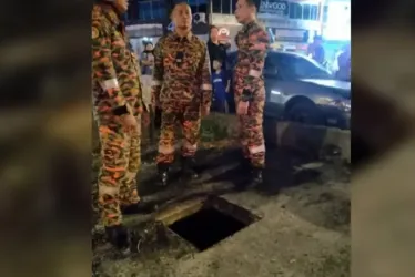 Los bomberos de la región malasia de Sarawak, en el lugar de los hechos.