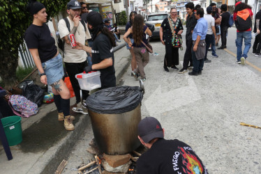 En la calle se armó un fogón improvisado para preparar un canelazo. También hubo música. 