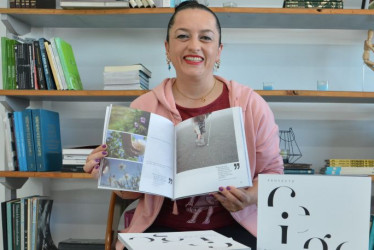 Laura Álvarez muestra el libro Proyecto Ciego, el mundo fotografiado por invidentes.