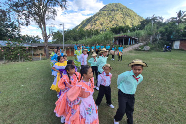 Gladys, de blanco en el centro, lleva 30 años al frente del grupo que combina danzas y chirimía.