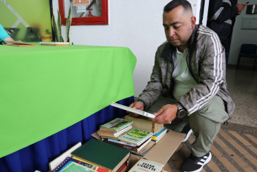 Foto | Luis Fernando Trejos | LA PATRIA Algunos ciudadanos se acercaron a la mesa instalada en la Cámara de Comercio de Manizales por Caldas para preguntar el objetivo de la actividad.