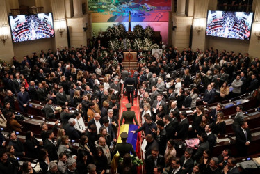 Integrantes de la Policía de Colombia acompañan el féretro con los restos del fallecido senador y precandidato a la presidencia de Colombia Miguel Uribe Turbay este lunes, en el Salón Elíptico del Capitolio Nacional