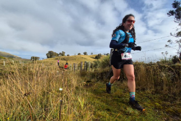 Los participantes del Festival de la Montaña corren por los alrededores del volcán Nevado del Ruiz.