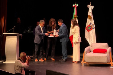 El alcalde de Manizales, Jorge Eduardo Rojas, recibe en Guadalajara (México) el premio que le da el título a la ciudad de la mejor para la vida en América Latina.