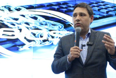 Mauricio Lizcano acusa al Ejecutivo de incumplir norma sobre contratación con medios alternativos. Pide hacerla ley.