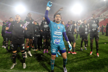James Aguirre (c) de Once Caldas celebra este martes, al finalizar un partido de octavos de final de la Copa Sudamericana entre Huracán y Once Caldas en el estadio Tomás Adolfo Ducó, en Buenos Aires (Argentina)
