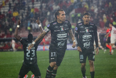 Dayro Moreno celebra su primer gol, el 1-1 parcial del Once Caldas ante Huracán. El Blanco ganó 1-3 y clasificó a los cuartos de final de la Copa Sudamericana.
