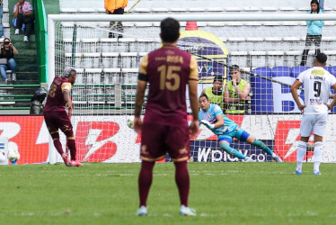 El penal que atajó James Aguirre. El portero del Once Caldas fue la figura ayer en el Palogrande. El Once llegó a 13 fechas sin ganar.