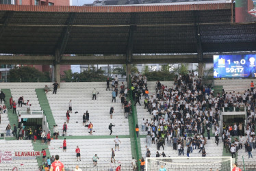 El momento de la pelea entre hinchas de Once Caldas y Huracán. En la parte superior, en la baranda, se observa cómo se atacan de lado y lado.