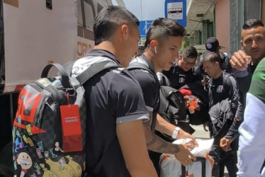 Mateo García y Jefry Zapata en su regreso a Manizales tras la clasificación del Once Caldas a cuartos de final de la Copa Sudamericana.