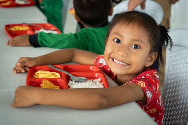 En lugar de aumentar, la cobertura del PAE disminuyó en 82 territorios de Colombia. 