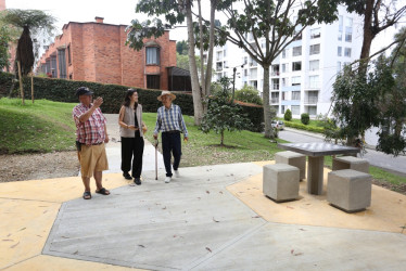 Diego Castaño, Natalia Salazar y su abuelo David Valencia recorren un parque de Palermo, en el Guadual, que hace parte de los remodelados por la Alcaldía de Manizales. Ellos destacan la