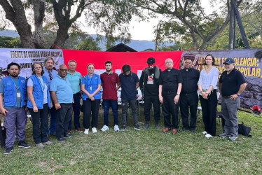 Los soldados liberados con la delegación que los recibió en Cúcuta.