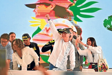 "No nos insulten, porque levantaremos la bandera de Bolívar de nuevo", exclamó desde Timba (Cauca) el presidente de Colombia, Gustavo Petro, en respuesta a la Eurocamara.