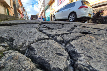 El hueco crece y el pavimento se fractura cada vez más.