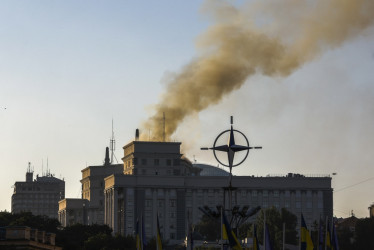 El humo se eleva sobre los edificios que albergan el gabinete de Ucrania en el centro de Kiev, Ucrania, el 7 de septiembre de 2025, en medio de la invasión rusa. 