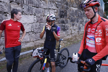 El ciclista colombiano Egan Bernal (c), del INEOS Grenadiers, se proclamó vencedor de la etapa 16 de la Vuelta Ciclista a España.