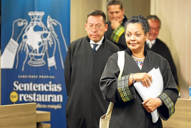 FOTO | EFE | LA PATRIA  La presidenta de la Sección de Primera Instancia para Casos de Reconocimiento de Verdad y Responsabilidad, la magistrada Ana Manuela Ochoa Arias, anunció ayer la primera sentencia restaurativa contra exmilitares por crímenes dentro del conflicto armado