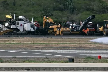 Maquinaria levanta los restos de una avioneta que se estrelló en el Aeropuerto Internacional Simón Bolívar en Maiquetía, Estado La Guaira, Venezuela.
