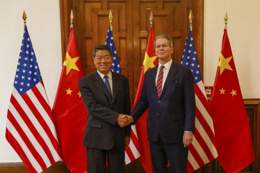 Foto | EFE | LA PATRIA El viceprimer ministro chino chino, He Lifeng, junto al secretario del Tesoro de Estados Unidos, Scott Bessent, sellan el acuerdo por TikTok en Madrid.