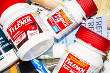 Trump limita uso de Tylenol y lo vincula como causante de autismo pese a críticas médicas.