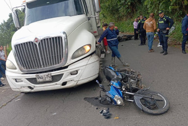 Mientras intentaba adelantar una tractomula, una moto chocó con otra en la vía Risaralda - Las Margaritas.