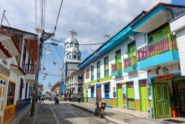 Ecuador impulsa el turismo en el Quindío con alianzas estratégicas en Expofer 2025