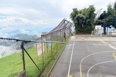 Este es el estado de la malla rota en la cancha de Chipre.