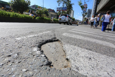 El paso peatonal en este punto de la ciudad está deteriorada.