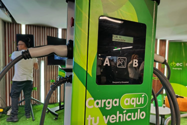 La estación de carga del centro comercial Fundadores, en Manizales, se encuentra en el piso -3 del parqueadero. Tiene 4 puestos para carga de vehículos eléctricos.