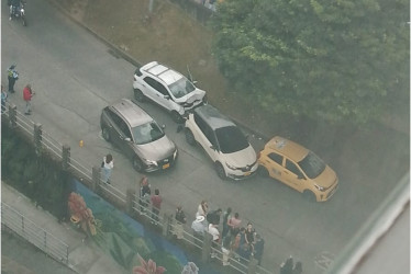 En el siniestro resultaron involucrados un taxi y dos camionetas.