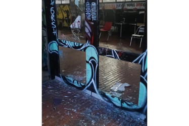 Encapuchados se enfrentaron con la Fuerza Pública a las afueras de la Universidad Nacional, en Bogotá. La explosión dentro del edificio de Sociología obligó al desalojo total del campus.