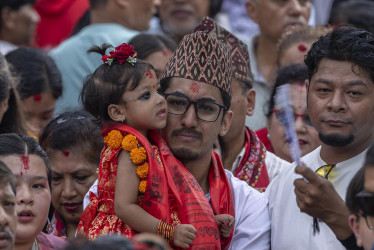 El padre de la recién nombrada Diosa Viviente de Nepal, Kumari Aryatara Shakya, se ve emocionado mientras lleva a su hija a la Casa Kumari en Katmandú.