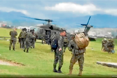 Los 45 militares fueron liberados este lunes. Los trasladaron a Popayán.