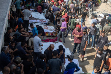 Palestinos reaccionan cerca de los cadáveres de los fallecidos en ataques aéreos israelíes, en el patio del Hospital al-Shifa en la ciudad de Gaza, el 7 de septiembre de 2025.