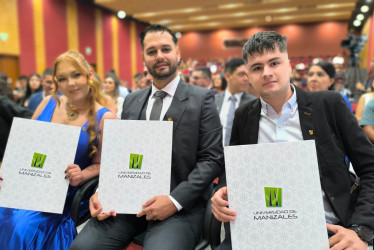 Catherine Betancurt Quintero, Jesús Hernando López Zuluaga y Donald Jeison Herrera Vargas son las primeras personas que obtienen su título profesional en este ámbito en el país.