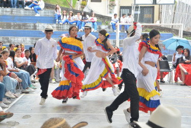 Estudiantes del Instituto Chipre celebran los espacios de esparcimiento cultural.