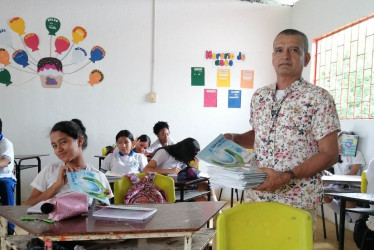 La Institución Educativa Isaza, impulsada por el docente Julián Díaz, ha plantado cerca de 200 árboles frutales en su comunidad.