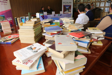 En el hall de la Cámara de Comercio de Manizales por Caldas y en la Plazoleta de la Alcaldía de Manizales se instalaron mesas para hacer la recopilación de libros usados. 