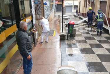 Con la ayuda de Emas y el Cuerpo Oficial de Bomberos ayer se iniciaron las obras de limpieza.