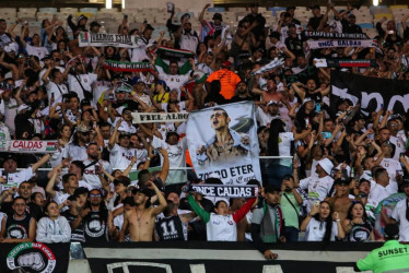 Los hinchas del Once Caldas viven con entusiasmo los partidos de Copa Sudamericana y se alistan para acompañarlo esta semana en Quito (Ecuador). Acá, en el estadio Maracaná.