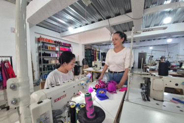 Janeth Trejos, una de las dueñas de la empresa con Nathaly, una de sus trabajadoras.